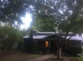 The Bell Moon Cottage - half a block from downtown