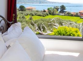 Cozy House with Amazing View and Unique Outdoor!, готель у місті Лутра-Едіпсу