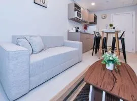 Comfy Apt w Pool & Coworking