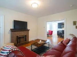 “Red” 2-bedrm Apt in Jenkintown w/Free Parking