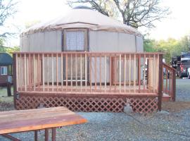 Lake of the Springs Camping Resort Yurt 6, hotel em Oregon House