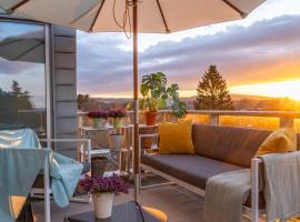 Spacious 190sqm Villa-style home with Treetop Views & Jacuzzi, Hotel in Oslo