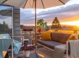 Luxury Treetop Villa Panoramic City Views and Direct Tram to Norway Cup