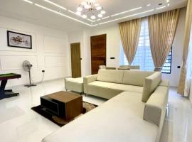 Okota Premium Apartment Fast WiFi Generator Secure, хотел в Лагос