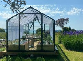Romantic Country Cabin With Fjord Views On Åmøy, hotel a Stavanger