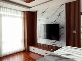 Inland Multi Cuisine & Stay, hotel i Khadkagaon