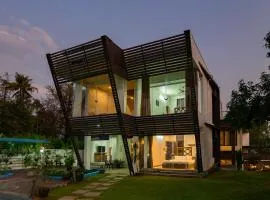 Glass River Retreat by Alaya Stays 4-BHK Riverside Getaway with Private Pool, Lakeside Sit-Out & Lounge Area Near Aluva Railway & Metro Station