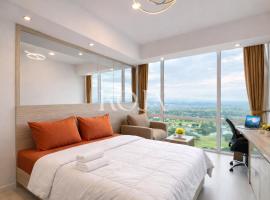 Golf View from the Highest Floor at U-Residence tower 2, Lippo Karawaci โรงแรมในKlapadua