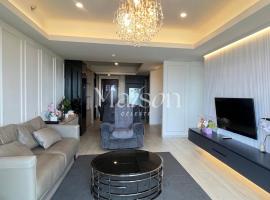 Apartemen SkyHouse 3 BR Bristol 35th Floor, Hotel in Samporo