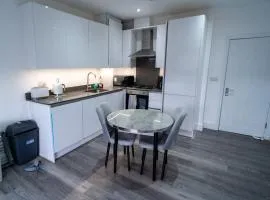 2 Bedroom penthouse flat in Dartford with free parking and next to station