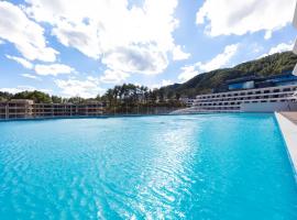 Phoenix Fairyland Hot Springs Hotel-best Grand Hotel l&swimming facilities-Sumptuous breakfast-only hot spring-10minute walk to the Town-free pick up, hotel in Fenghuang