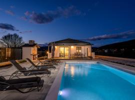 Decimum - Private Luxury Villa with Heated Pool & Spa near Split, khách sạn ở Podrug