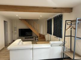 Maison situé à coté du parc des volcans d'auvergne, Hotel in Gelles