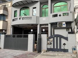 MadCrew GuestHouse, hotel di Islamabad