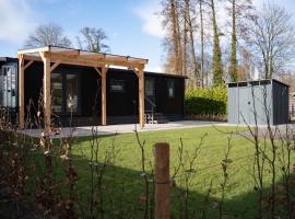 Chalets direkt am See mit Terrasse - ruhig und modern, khách sạn ở Versmold