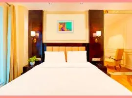 Hotel Suit Wild-berry