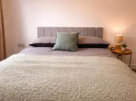New Build 3-Bed in Rotherham Fast WiFi, Garden & Driveway