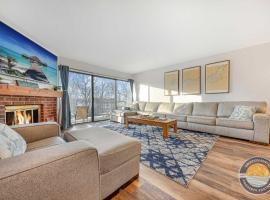 Lake Geneva Condo with Pool Fireplace & Parking – hotel w mieście Lake Geneva