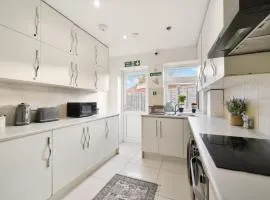 Stylish 6-Bed near Heathrow & London