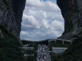 Zhangjiajie Waterfront Huajian Inn& Tianmen National Forest Park & Free pick up service โรงแรมในจางเจียเจี้ย