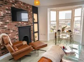 2BR Coastal Stay with Panoramic Sea View in Central Margate