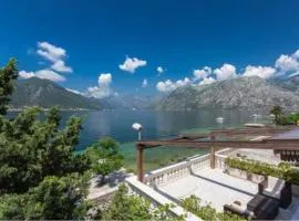 Luxury Waterfront Villa with Pontoon & Sunset View