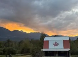 Mountain view Private Hot Tub Tiny Home Yard