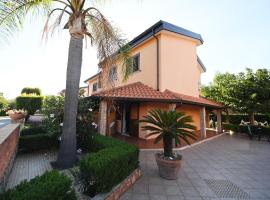 Villa Da Vinci Porto Ada - Private Beach, Giardino & Bikes - 7 Ospiti, hotel em Pizzo