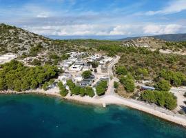 Ahoi House 7 Luxus Ferienhaus direkt am Meer mit Terrasse ideal für Familien, hotel a Drage