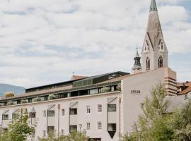 ADLER Historic Guesthouse، فندق في بريسانون