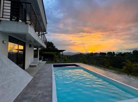 Finca cerca a Panaca - Birdhouse85 – hotel w mieście Alcalá