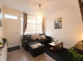 Perfect for Work Trips & Families, Spacious 2BR, WiFi, Free Parking, Sleeps 5