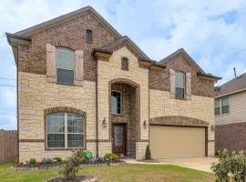 22 Mi to Dtwn Houston: Spacious Baytown Home!