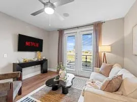 Luxury 1BR King Bed with Pool, Gym, FreeParking, EVCharger, Stockyards, WorldCup