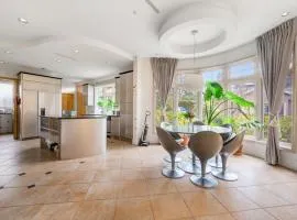 Easeful Room in Kerrisdale Near UBC and Transit