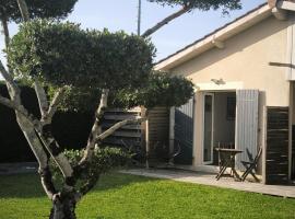 Chambre calme proche de Bordeaux avec petit-déjeuner, hotel din Cénac