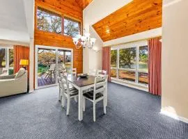 New Bern Townhouse Family-Friendly 3-Bedroom with Pool & Resort Perks