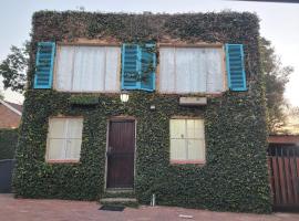Dream Big Bougainvillea 2 bedroom cottage, hotel sa Centurion
