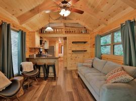 River Cabin Hot Tub & Swim Spa Near Downtown, hotel a Chattanooga