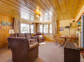 Peaceful Lakefront Cabin, 5 Mi to Dtwn Minocqua!, hotel a Arbor Vitae