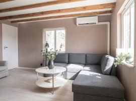 Newly renovated house by the lake, hotel di Hjärnarp