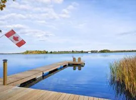 Lake Scugog Waterfront Escape with Fire Pit, Canoes & Kayaks and Games
