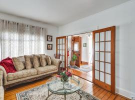 Walk to Wharf & Beaches! Newport Home w/ Patio, hotel a Newport