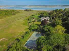 Water Views & Private Tennis Court, отель в городе Барнстейбл