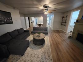 2 Bedroom with King Suite, Large Space, Pet Friendly, Steps from Downtown Jolie, khách sạn ở Joliet