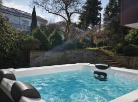 XL Eifel House für 14 Gäste mit Whirlpool, Wintergarten, mehreren Terrassen und Balkone sowie großen Garten, ξενοδοχείο σε Schleiden