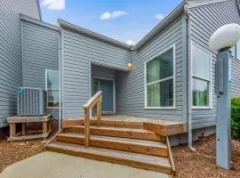 Lakefront Condo with Indoor & Outdoor Pools - New Bern