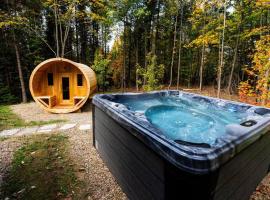 NEW! Luxe Chalet | Hot Tub, Sauna & Lake Access: Saint-Rémi-dʼAmherst şehrinde bir otel