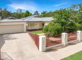 26 Dickson St - character home in the heart of Echuca, hotell i Echuca