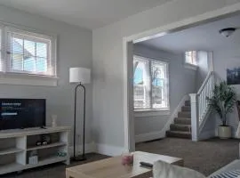 Modern Cozy, Free Parking, Near Downtown